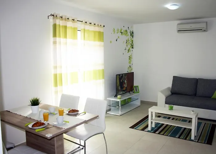 Green Apartment アパート